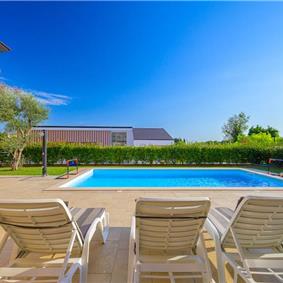 4 bedroom villa bedroom with pool, Svetvinčenat, Istria, sleeps 8